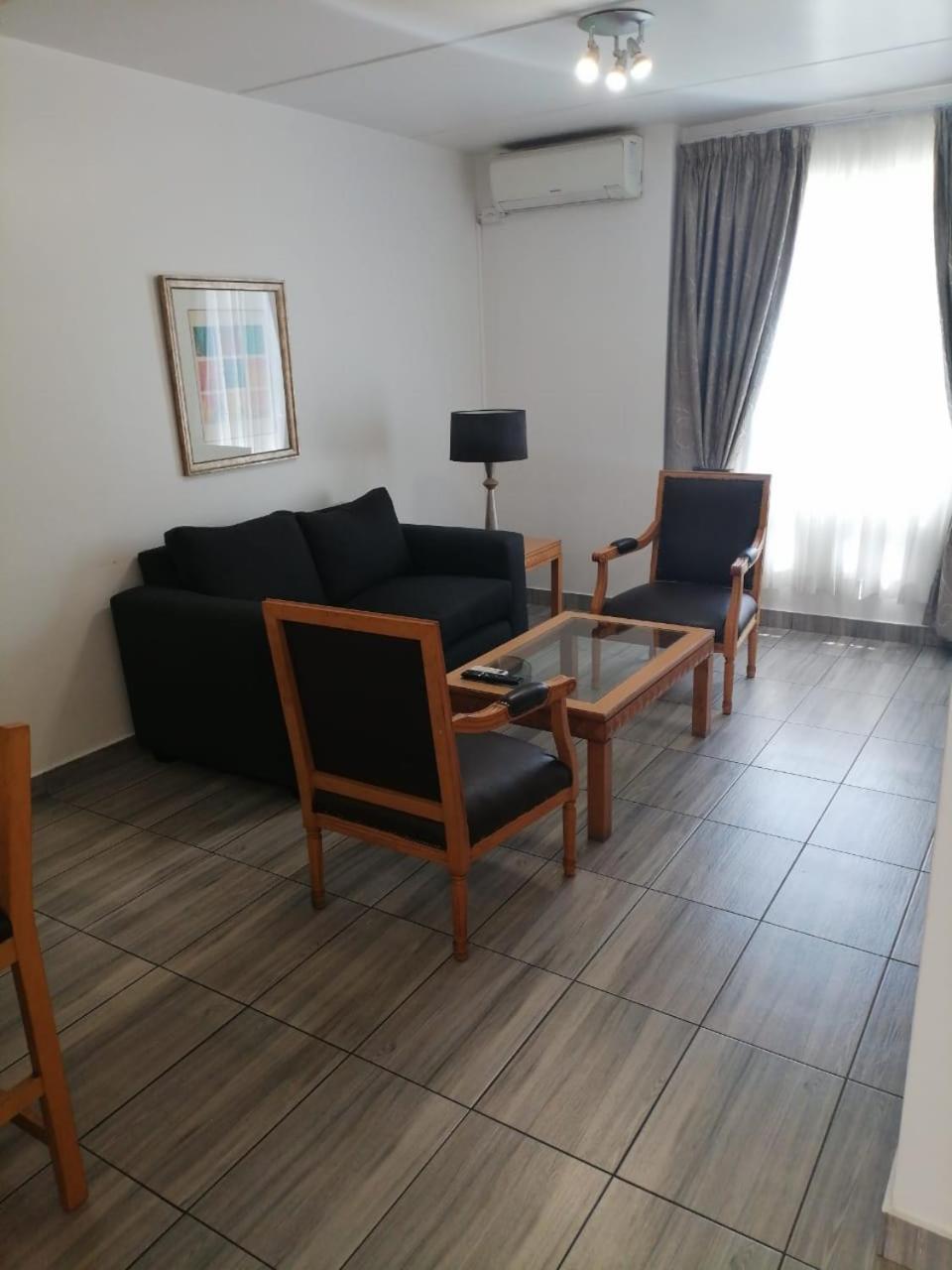 Airport Inn And Suites Іденвейл Екстер'єр фото