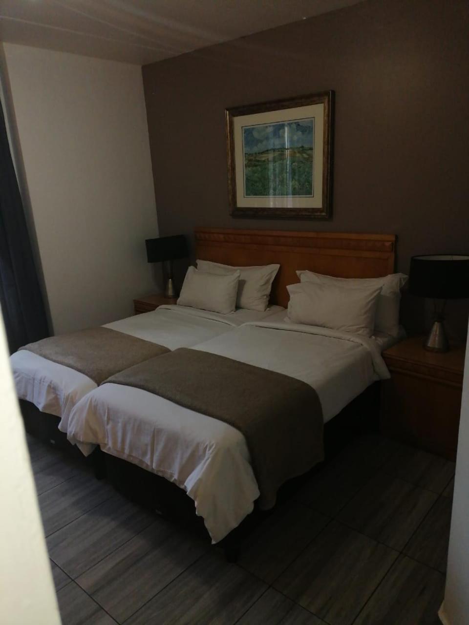 Airport Inn And Suites Іденвейл Екстер'єр фото