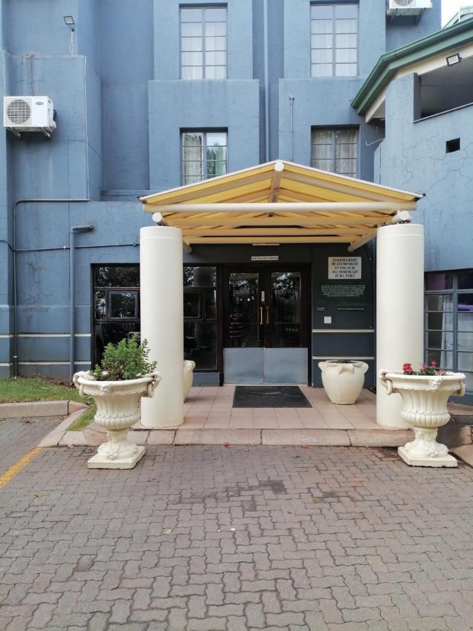 Airport Inn And Suites Іденвейл Екстер'єр фото