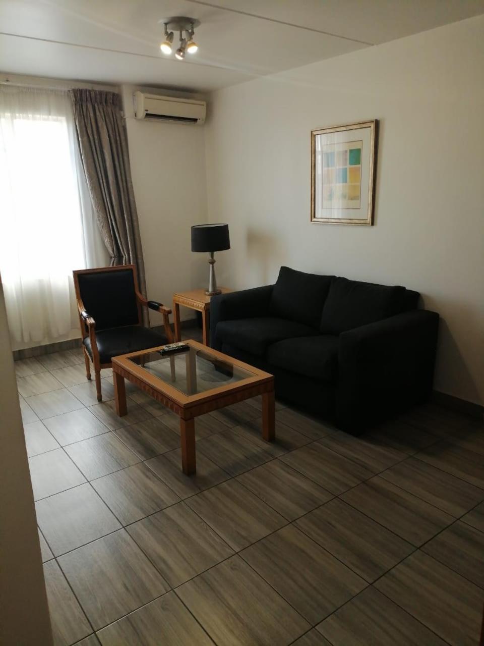 Airport Inn And Suites Іденвейл Екстер'єр фото