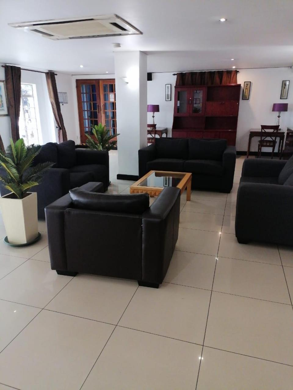 Airport Inn And Suites Іденвейл Екстер'єр фото