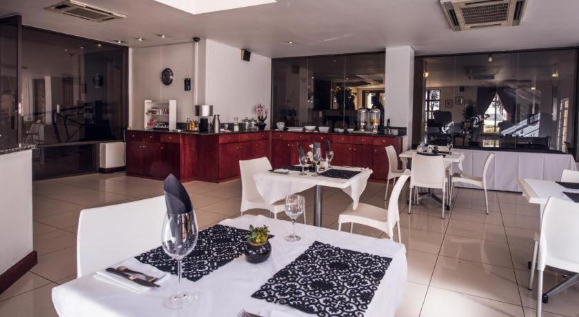 Airport Inn And Suites Іденвейл Екстер'єр фото