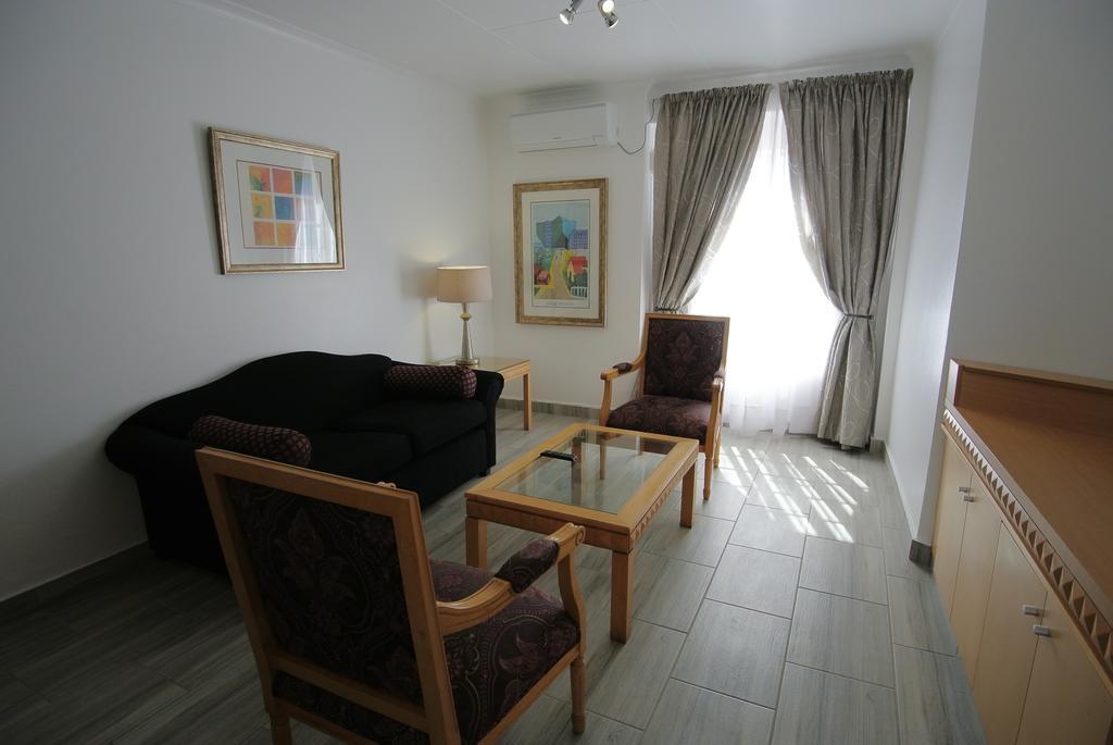 Airport Inn And Suites Іденвейл Екстер'єр фото